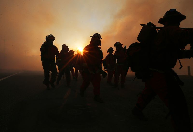Feuerwehrleute arbeiten, während das Bond Fire im Silvarado Canyon brennt