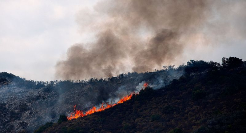 Un feu de forêt brûle près de Murrieta, en Californie