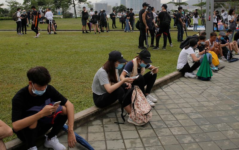 Demonstranten in Hongkong auf ihren Smartphones