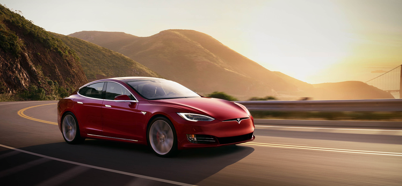 Tesla Model S roulant dans la région de la baie de Californie