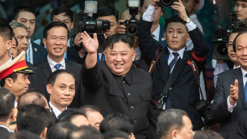 Nordkoreas Machthaber Kim Jong-un winkt Fotografen zu.