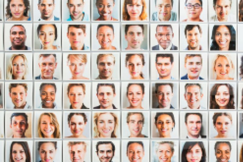 Des visages floutés