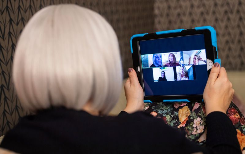 Femmes sur un appel Zoom