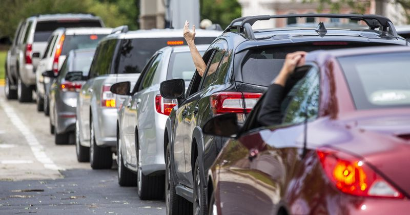 Lidé jsou frustrovaní, když v úterý 11. května 2021 déle než hodinu čekají ve frontě na benzín v Costco na Wendover Avenue v Greensboro, NC. Vzhledem k tomu, že odstávka hlavního palivového potrubí vstoupila do pátého dne, vyvíjejí se snahy odvrátit potenciální nedostatek paliva, ačkoli nebyly zřejmé žádné rozsáhlé poruchy. Koloniální potrubí, které dodává asi 45 % paliva spotřebovaného na východním pobřeží, zasáhl v pátek kybernetický útok.