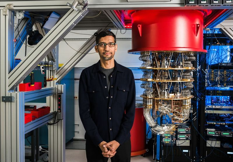 Photographie de Sundar Pichai debout à côté d