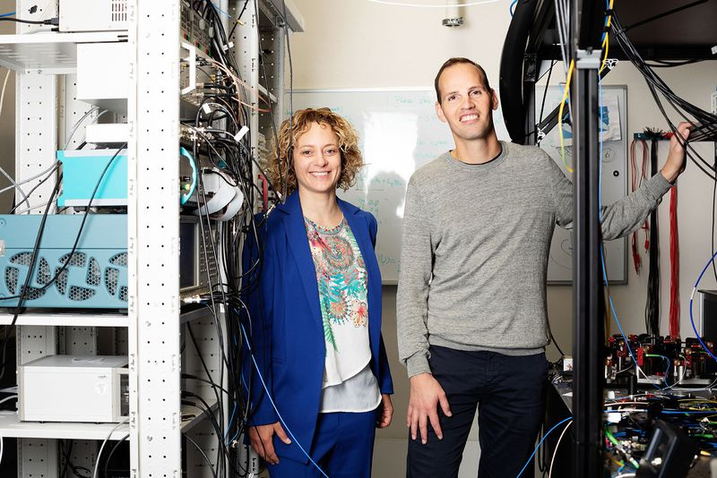 Foto von Stephanie Wehner und Ronald Hanson in ihrem Labor