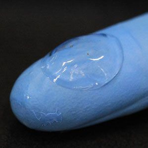lentilles de contact souples au doigt
