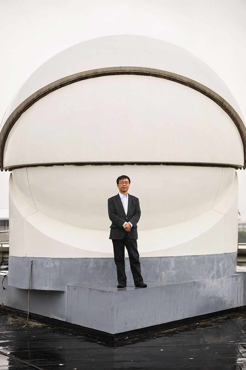 La photographie de Jian-Wei Pan, debout devant un récepteur utilisé dans la transmission de signaux ultra-sécurisés du satellite Micius, a contribué à diriger les efforts quantiques de la Chine. L