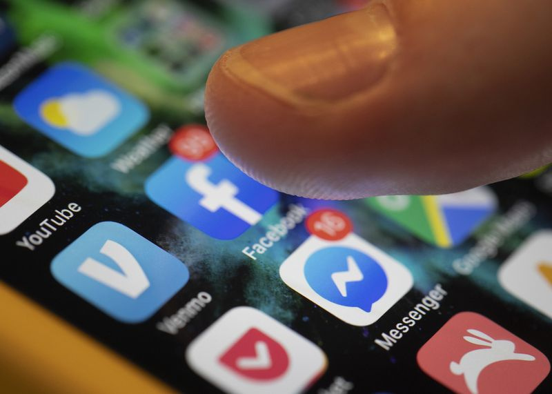 Un iPhone affiche les applications pour Facebook et Messenger et d
