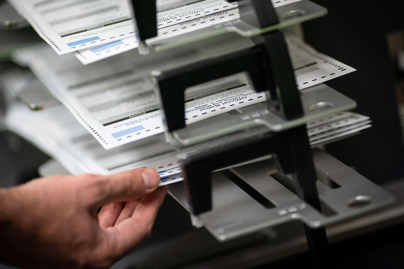 le préposé au scrutin trie les bulletins de vote