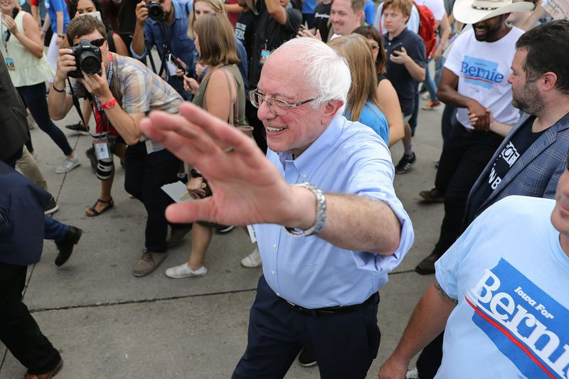 Der demokratische Präsidentschaftskandidat Senator Bernie Sanders winkt seinen Unterstützern im vergangenen Sommer in Iowa zu.