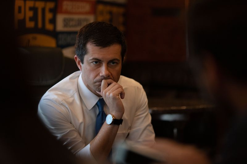 maire pete buttigieg mayo pete assis avec la main sur le menton tiktok élection 2020 bernie sanders elizabeth warren andrew yang panique à la discothèque de grands espoirs