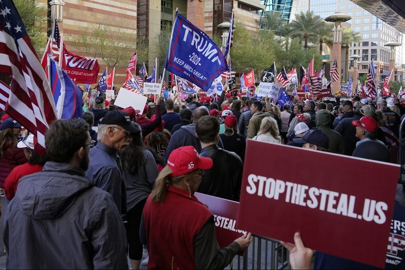 Les partisans du président Donald Trump, y compris ce groupe en Arizona, ont continué à protester contre le vote, même après la certification des résultats des élections.