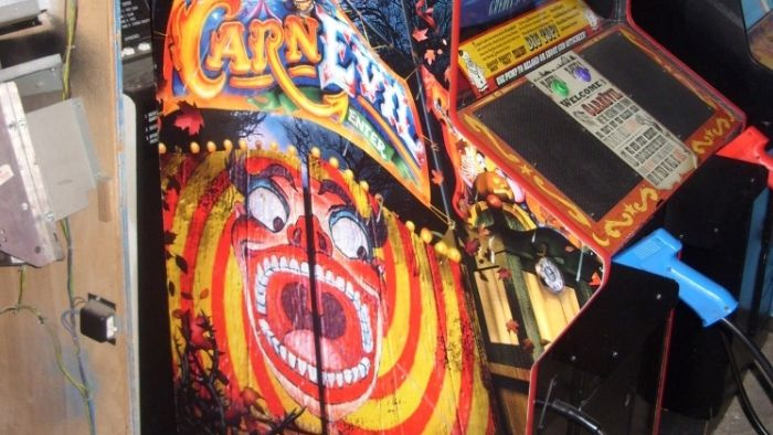 Il portale demoniaco di CarnEvil, mostrato in evidenza sul lato del design del cabinet (questo ha pistole personalizzate al posto dei fucili).