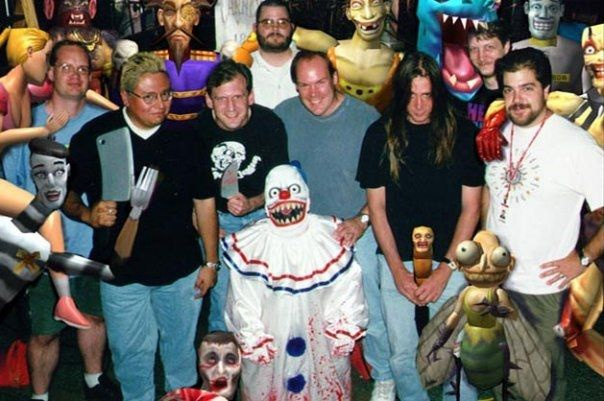 Il core team di CarnEvil posa con le loro creazioni, da sinistra a destra: Sam Crider, Martin Martinez, Scott Pikulski, Martin Murphy, Jack E. Haeger, Sam Zehr, Jason Blochowiak e Rowan Atalla. Non nella foto, ma altrettanto cruciali per la produzione sono stati Kevin Quinn e Chris Bobrowski. (Fonte immagine: Greely Valley Cemetery)