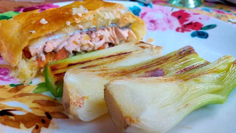 Paistettu valkoinen jokilohi grillatulla purjolla