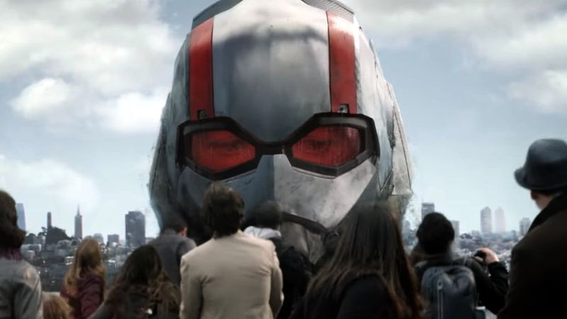 Ant-Man sovrasta i turisti di San Francisco.