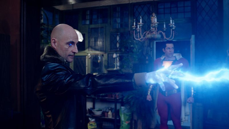 Mark Strong e Zachary Levi in ​​Shazam!