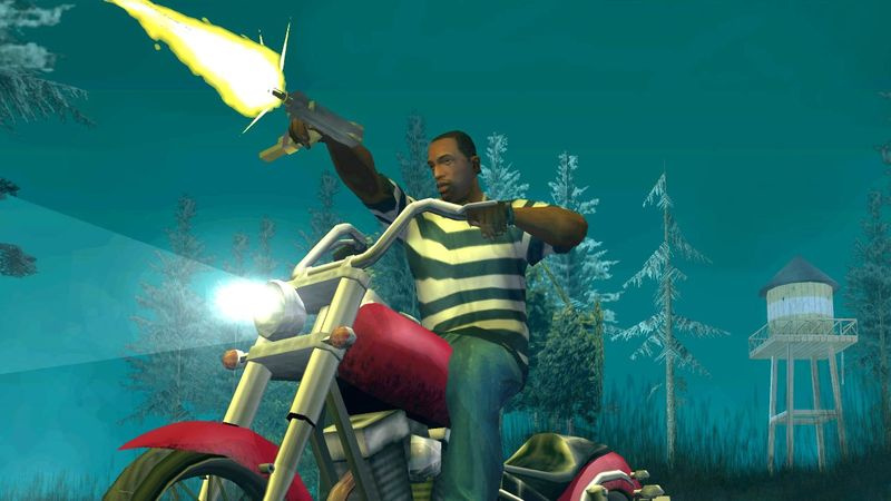 Carl Johnson ajaa moottoripyörällä ja ampuu konepistoolilla yöhön GTA: San Andreasissa.