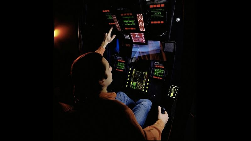 Interiør af en Tesla pod med sine syv skærme.