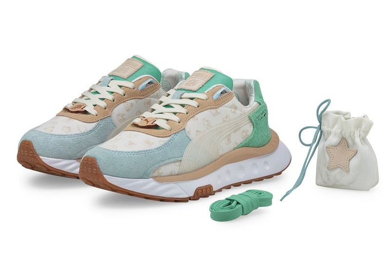 Puma che attraversa animali