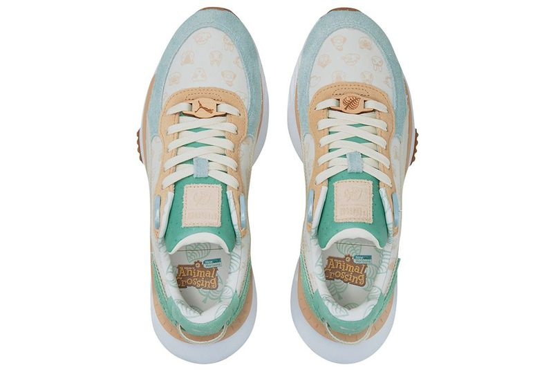 Puma che attraversa animali
