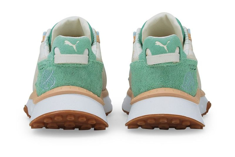 Puma che attraversa animali