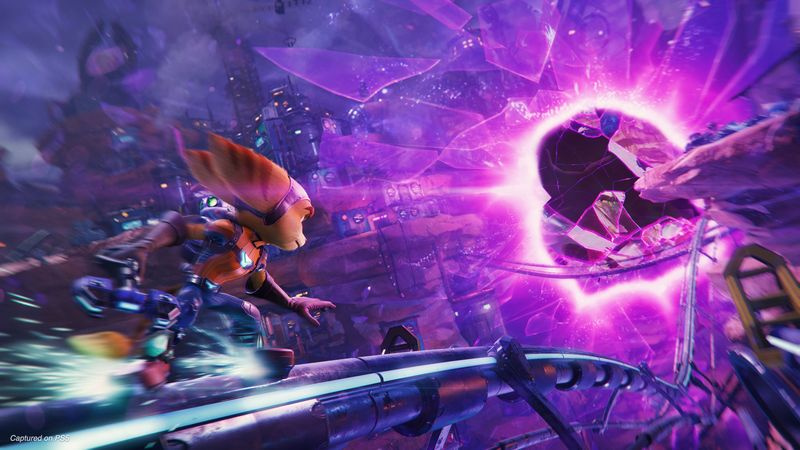 Ratchet and Clank: Rift Apart - Ratchet cavalca un binario in un portale di rift