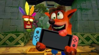 En fotoillustration af Crash Bandicoot med en Nintendo Switch.
