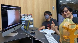 Hideo Kojima ja naamioitunut kollega videokeskustelussa hämärtyneen henkilön kanssa