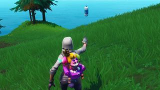 Fortnite laske pullonheittimellä kohteen lähellä jättiläistä kalaa, laamaa tai sikaa