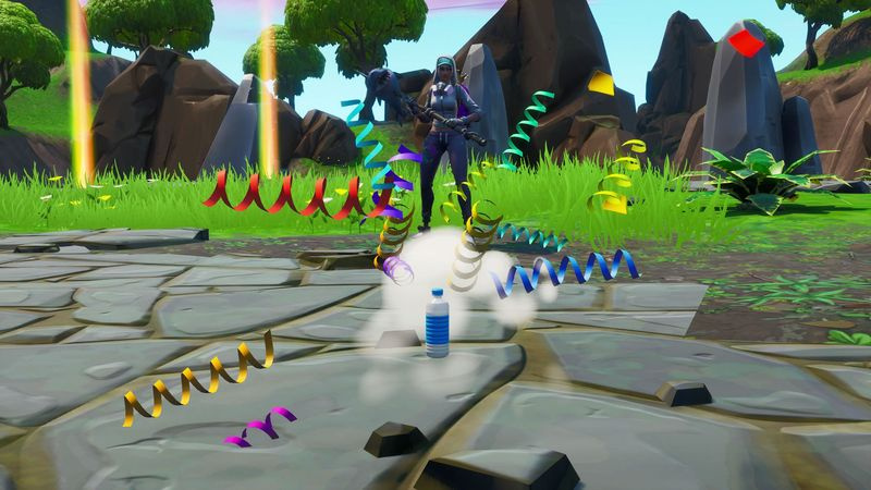 Fortnite laske pullonheittimellä kohteen lähellä jättiläistä kalaa, laamaa tai sikaa