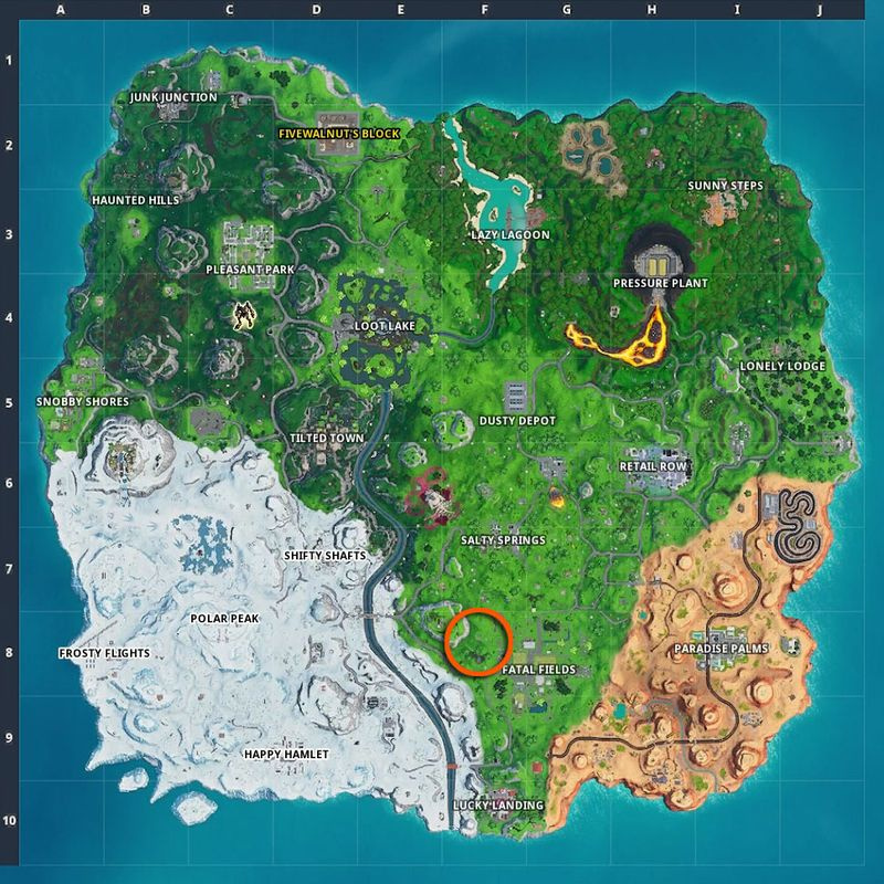 Fortnite roterende telefon, gaffelkniv og huse på en bakketop