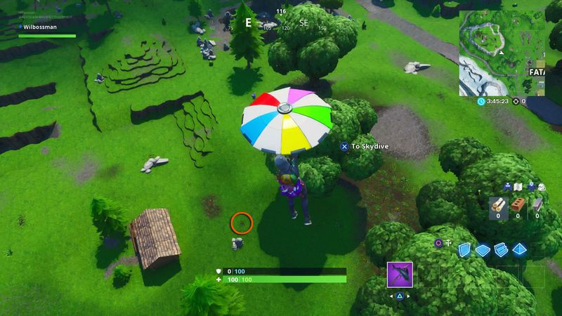 Fortnite roterende telefon, gaffelkniv og huse på en bakketop