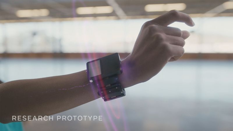image montrant une personne portant un bracelet et se pinçant les doigts dans la réalité augmentée de facebook