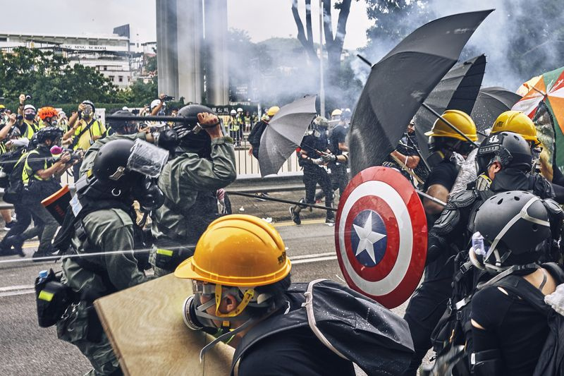 Demonstranten vor der Polizeiwache Yuen Long drückten ihr Misstrauen und ihren Unmut darüber aus, wie die Polizei auf die Angriffe der Triaden auf der Westbahnstation Yuen Long reagierte. Yuen Long, New Territories, Hongkong. 27. Juli 2019.