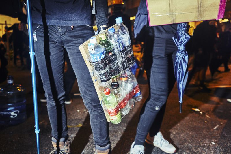 Demonstranten, die versuchen, ihre Front gegen die Bereitschaftspolizei zu halten, die sich auf einem Parkplatz gegenüber der Autobahn, Sheung Wan, Hongkong, stationiert hat. 28. Juli 2019. In Hongkong gehen die Unruhen weiter, während Demonstranten die Störungen fortsetzen, indem sie den Western District von Hong Kong Island einnehmen.
