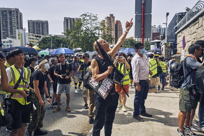 Demonstranten vor der Polizeiwache Yuen Long drückten ihr Misstrauen und ihren Unmut darüber aus, wie die Polizei auf die Angriffe der Triaden auf der Westbahnstation Yuen Long reagierte. Yuen Long, New Territories, Hongkong. 27. Juli 2019.