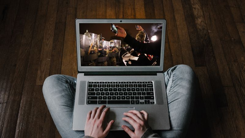 personne sur ordinateur portable regardant des images du Capitole