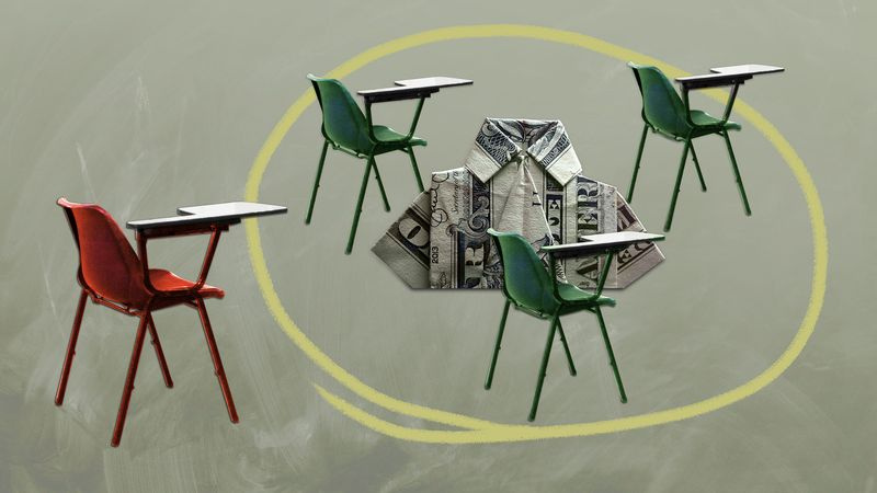 image de trois bureaux avec une chemise au milieu faite d