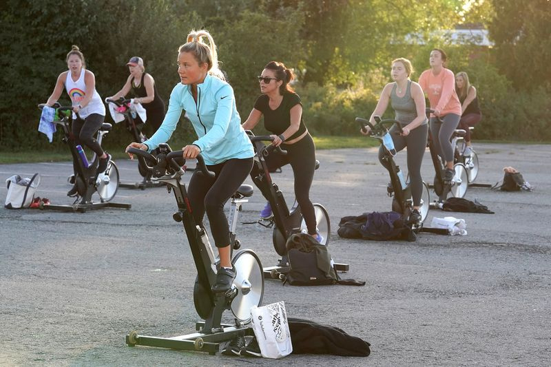 classe de spin en plein air à distance sociale