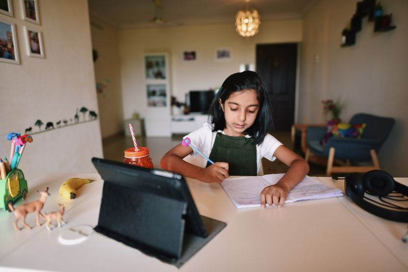 Junges Mädchen, das an einer Online-Schule teilnimmt