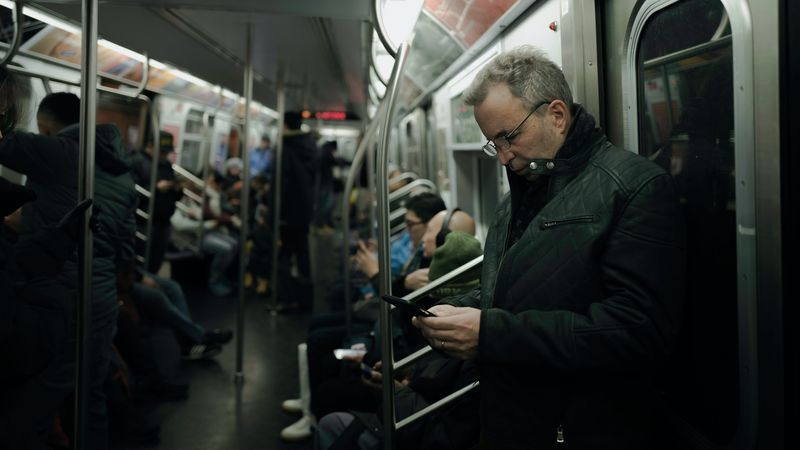 Dans quelle mesure les applications de suivi des contacts peuvent-elles fonctionner dans des situations délicates comme un métro bondé ?