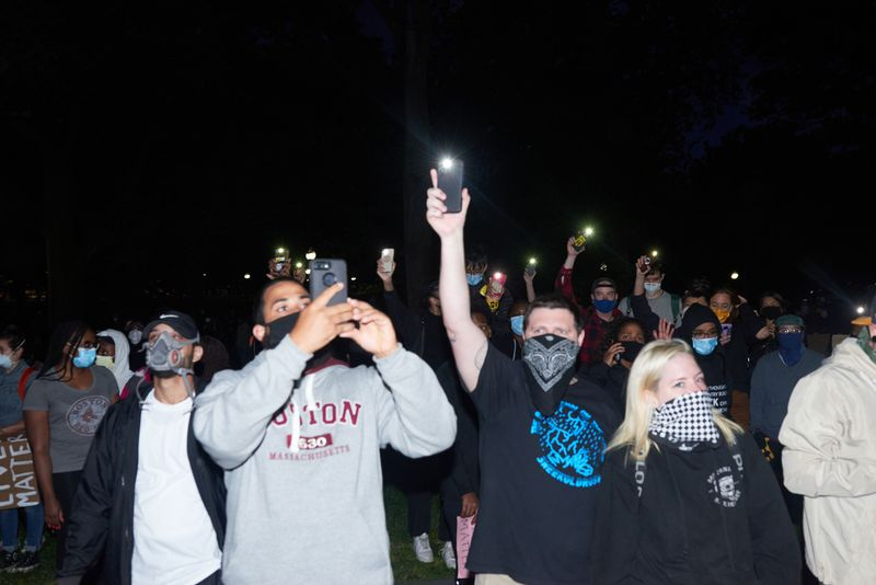 Foto einer Menschenmenge bei einem BLM-Protest mit Smartphone-Aufnahme