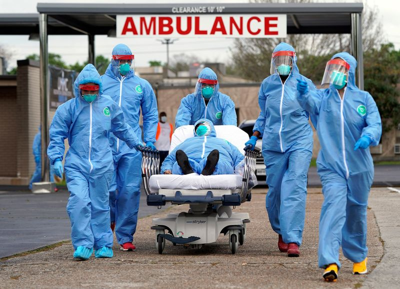 Une personne est emmenée au United Memorial Medical Center de Houston après avoir subi un test COVID-19 au début du mois.