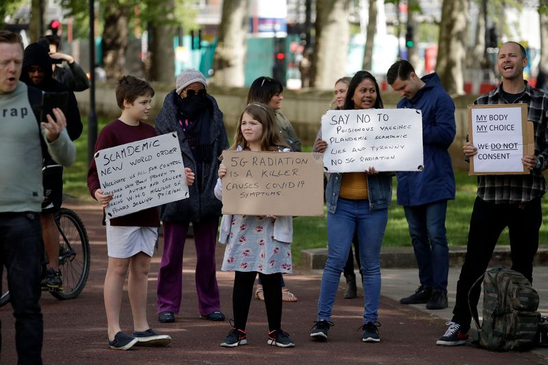 Des manifestants anti-5G à Londres le 2 mai 2020