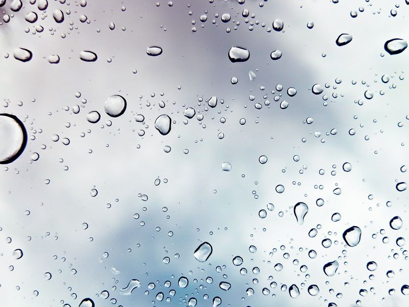 Wassertropfen auf einer Glasscheibe