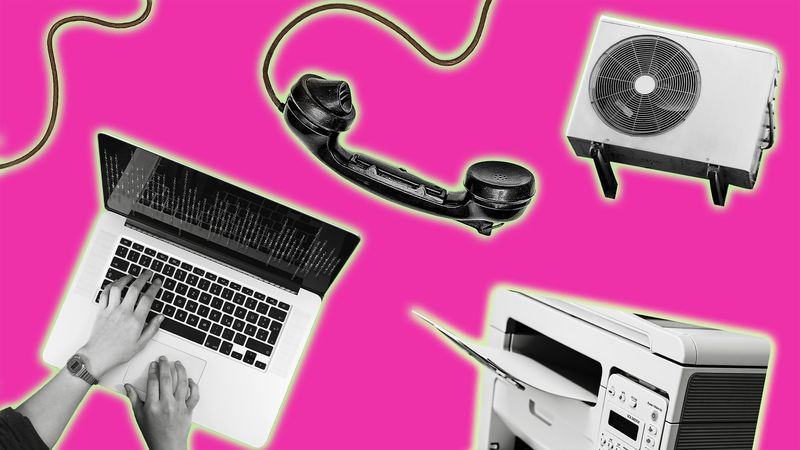 Bild einer Person, die links auf der Tastatur tippt, Drucker und Faxgerät unten rechts und Telefon oben in Schwarzweiß mit hellrosa Hintergrund