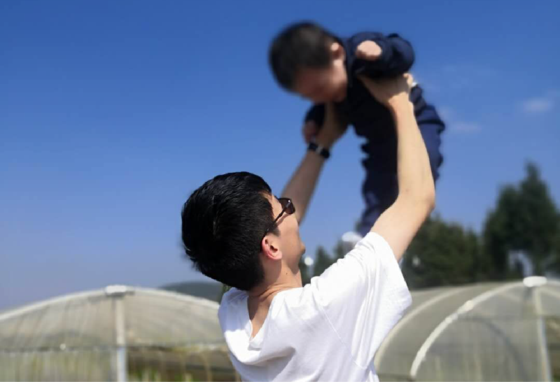 Li mit seinem Sohn.