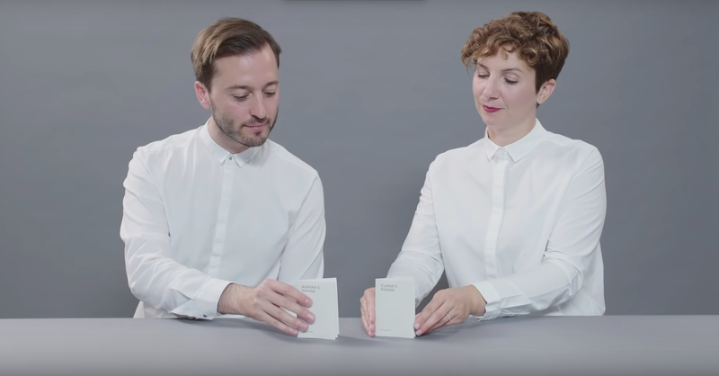 google projets spéciaux expériences bien-être numérique deux personnes un homme et une femme en chemise blanche avec un téléphone en papier sur la table